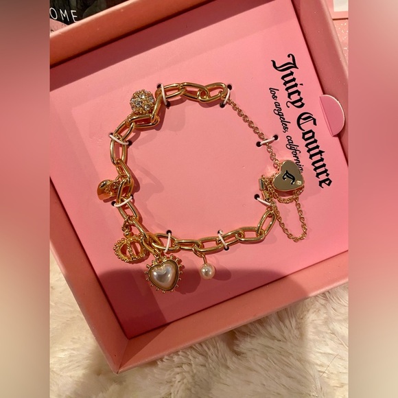 Juicy Couture 3 pc Set, MSRP $148 Wristlet,
charm bracelet, wash clothes 💋 NEW - Picture 5 of 7